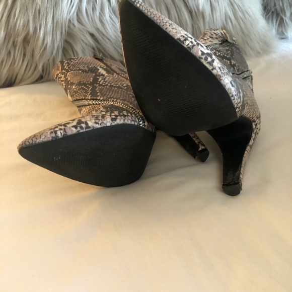 Snake skin pointed toe ankle boots - Picture 6 of 7